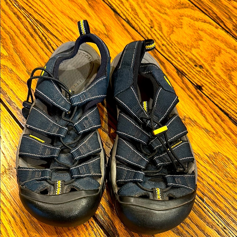 KEEN MENS NEWPORT H2 SANDAL SIZE 9
NAVY STRAPS